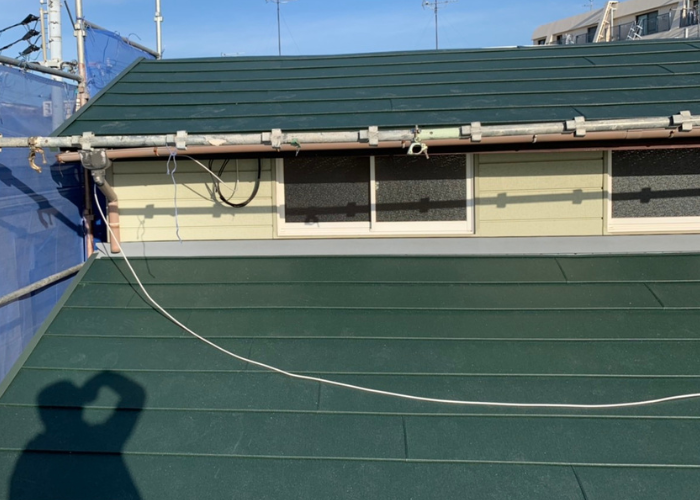 大阪府　屋根カバー工法完了の様子