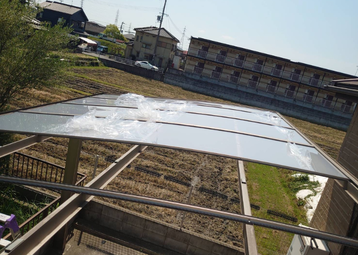 吹田市でのカーポート屋根交換でポリカーボネート板を貼っている様子