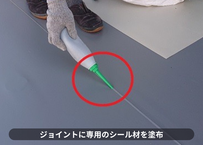 豊中市で屋上の雨漏り修理として塩ビシート防水機械固定工法でジョイントにシール