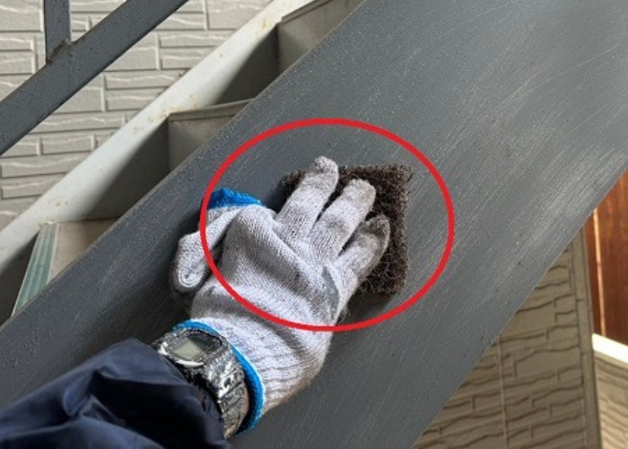 大阪市で3階建てアパートの部分塗装工事として鉄骨階段へ錆止め塗装する現場でケレン