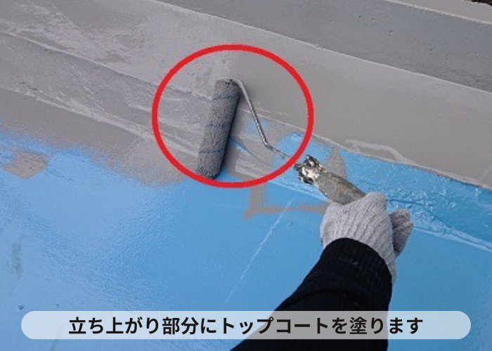 大阪府吹田市　の陸屋根雨漏り修理でトップコートを塗っている様子