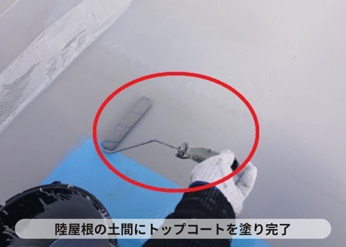 大阪府吹田市　陸屋根防水工事で土間にトップコートを塗った様子