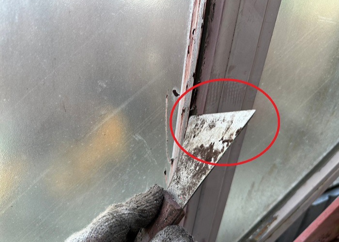 吹田市 塗装前にケレンしている様子