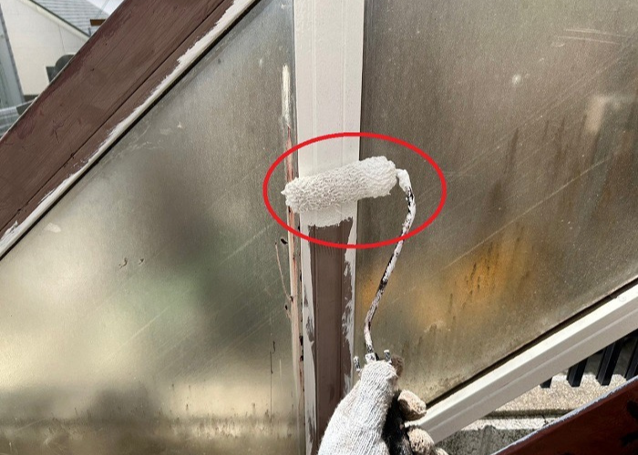 吹田市 錆びた鉄骨階段に錆止めを塗っている様子