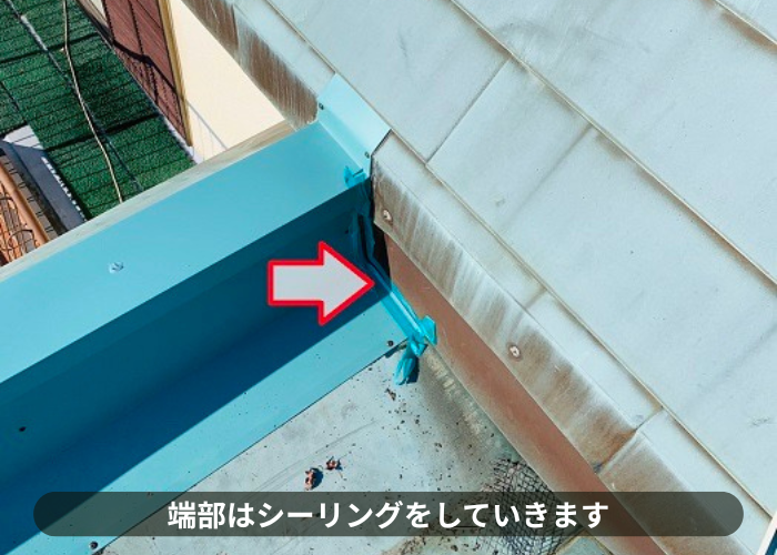 吹田市　パラペット笠木の端部にシーリングをしている様子