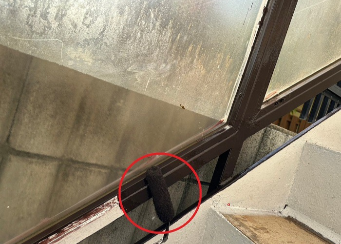 吹田市 鉄骨階段に上塗りしている様子