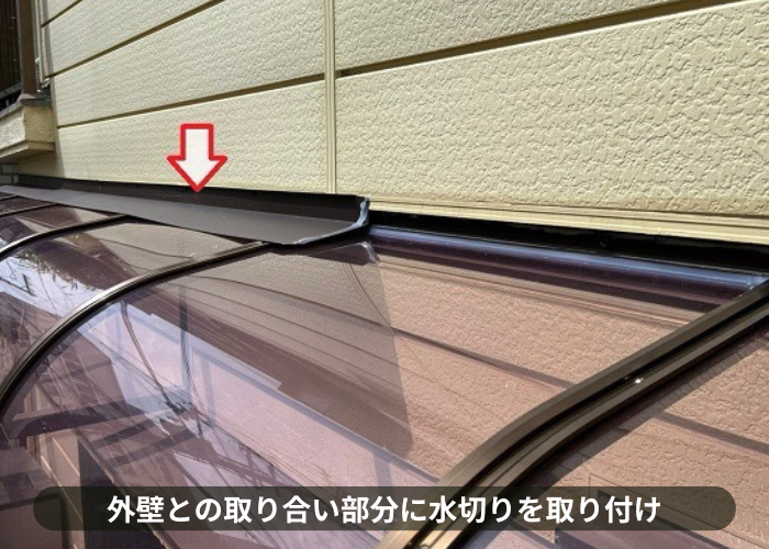 吹田市　簡易的な雨漏り修理でアクリル庇屋根の上に水切りを取り付けている様子