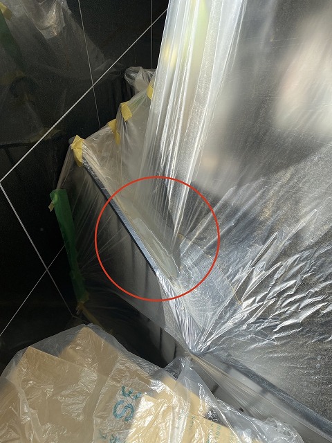 養生しているビニルに漏水の水が溜まっています。街の屋根やさん明石・神戸店