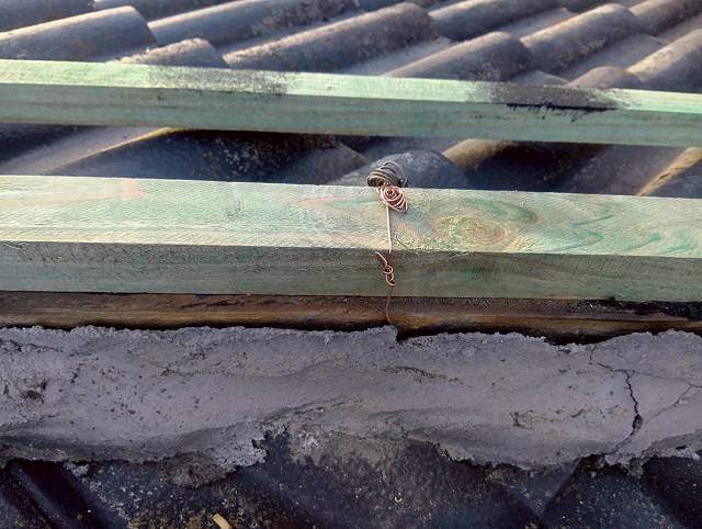 瓦　屋根　新しい木材