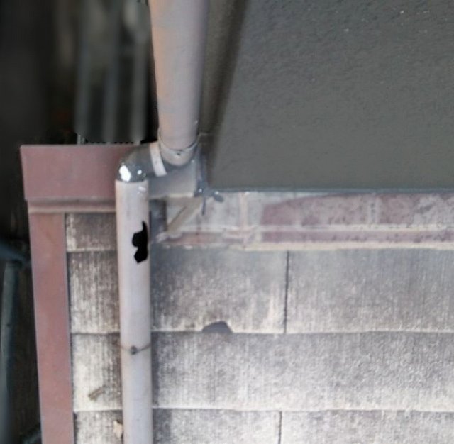 雨樋　雹被害　穴