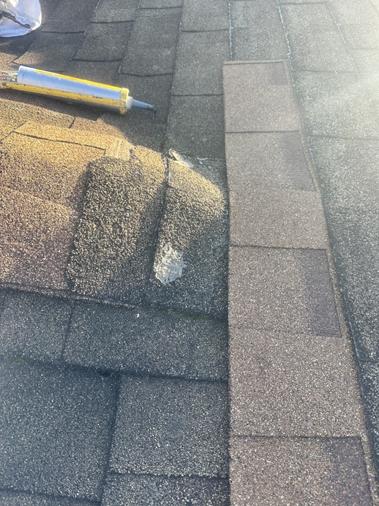 2箇所目も、同じように新しいアスファルトシングルを差し込み固定しました！