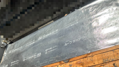 防水シートを張ります