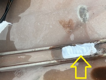 トタン屋根の穴にシーリング