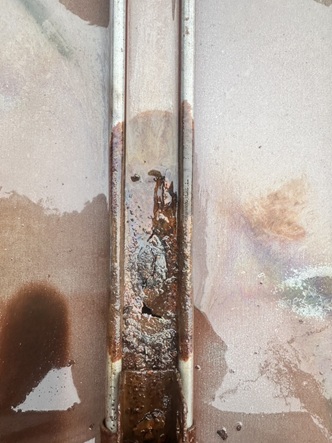 トタン屋根に穴があいています