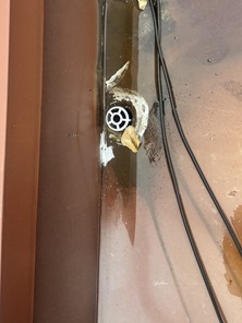 トタン屋根の亀裂にシーリング