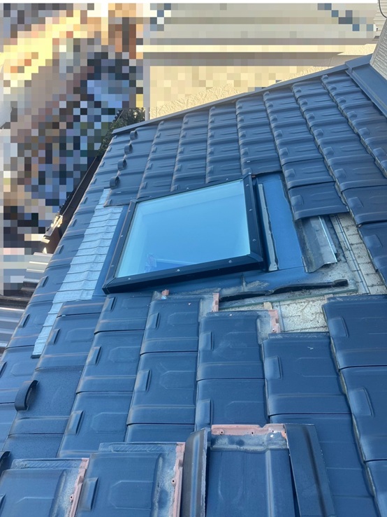      起きる原因と補修方法     屋根裏・小屋裏     暑さ対策　結露対策     換気棟で快適生活     建材や住まいの大敵     含水・凍害への対処法     勾配と屋根材の関係     雨漏りをさせないために     雨水を排水させる雨仕舞     屋根で雨漏りしやすい     「谷板金」の修理方法     瓦の種類と見分け方     軒先が短いお家で雨漏り     が起こりやすい理由とは     アスベスト含有屋根材の     見分け方と最適な解決策     建材のアスベスト問題     防水紙の重要性     屋根の最も重要な部分     野地板のメンテナンス     屋根の豆知識     屋根材別コスト     パフォーマンス徹底比較     屋根材別     耐久性ランキング     塩害を防ぐメンテナンス,     塩害に強い屋根材     放置はダメ!屋根や外壁を     劣化させる苔・藻・カビ     屋根材が廃盤･生産終了!     その際のメンテナンス     洋瓦への屋根葺き替えで     お家をイメージチェンジ     ガルバリウムと     アスファルトシングル     屋根リフォームはどっち?     トタン･ガルバリウム･SGL屋根材徹底比較     ガルバリウムの屋根で     後悔する理由とは？     エスジーエル(SGL)鋼板     次世代の屋根材     ガルバリウム鋼板の     特徴とメンテナンス方法     高耐久・塗装不要の     ジンカリウム鋼板屋根材     高所で危険･間違った施工     屋根のDIYは行わないで     屋根を支える垂木     役割とメンテンナンス     屋根の雨漏り     修理方法や費用相場は？     RC造からの雨漏りを防ぐ     適切なメンテナンス方法     ドーマーからの     雨漏り原因と修理方法     天窓の雨漏りどうする？     修理か交換か？     屋根断熱のメリットと屋根リフォームの断熱対策     雨樋の種類と素材を解説     雨樋基礎知識     スレート屋根工事に必要     なアスベスト調査とは？     トップコート塗り替えで     防水メンテナンス！  Roof material  屋根材のご紹介 スーパーガルテクト  スーパーガルテクト  旧製品の3倍以上の耐候性を実現したガルバリウム鋼板を使用 ルーガ雅・ルーガ鉄平  ルーガ雅・ルーガ鉄平  練り込んだ気泡と繊維で軽さと割れ難さを追求したハイブリッド瓦 エコグラーニ  エコグラーニ  高級感のある自然石粒仕上げ、基材は何と30年のメーカー保証 横暖ルーフ  横暖ルーフ  住宅用屋根材の中で最も軽量、軽さで貴方のお住まいを守る! スーパーヒランビーきわみ  スーパーヒランビーきわみ  鉄鋼大手JFEのカラーGLきわみとガラス繊維断熱材の組み合わせ リッジウェイ  リッジウェイ  彩色石が織り成すグラデーションと陰影が魅力的なシングル屋根材 オークリッジスーパー  オークリッジスーパー  柔らかな風合いと立体感、屋根に表情を作り出すシングル屋根材 グラッサシリーズ  グラッサシリーズ  30年間色褪せないスレート屋根「グラッサシリーズ」  街の屋根やさん金沢南店 インフォメーション      会社概要     スタッフ紹介     建設業許可取得者     石川県で屋根工事なら     プライバシーポリシー     お問合せ     サイトマップ  金沢市、白山市、津幡町エリアの屋根工事コラム 街の屋根やさん金沢南店対応エリア      石川中央     能登北部     能登中部     南加賀  街の屋根やさん金沢南店対応エリア      HOME 施工事例 【金沢市】屋根の天窓から雨漏り発生！天窓を外して瓦を設置し、天窓を塞ぎました   【金沢市】屋根の天窓から雨漏り発生！天窓を外して瓦を設置し、天窓を塞ぎました  工事のきっかけ  金沢市のお客様より、 天窓あたりからの雨漏りで困っている天井濡れしている 外壁に亀裂が入っている とのお問い合わせをいただき、現場調査にお伺いしました。  天窓の際の部分からの雨漏りの可能性があるため、お客様に散水試験もご提案させていただきましたが、今後の事を考え、天窓を塞ぎたいとのことでした。 そこで、天窓を外して瓦を設置し、天窓を塞ぐ工事を行いました！  外壁の亀裂部分は、来年の春に亀裂補修と塗装工事を行う予定です。 金沢市 天窓工事,屋根材(瓦),雨漏り修理 ビフォーアフター before 天窓から雨漏り horizontal after 天窓を塞ぎました 工事基本情報  施工内容     天窓工事,屋根材(瓦),雨漏り修理  施工期間     1日  使用材料     瓦用防水シート・木下地・瓦桟・瓦  雨漏りしていた天窓 天窓から雨漏り お客様によると、大雨の日に天窓の際のほうから室内に、雨水が垂れてきたそうです。 大雨の日に天窓の際のほうから雨水が垂れてきたそうです。 天窓の際から雨漏り 天窓の際から雨漏り 天窓の際の部分からの雨漏りの可能性があるため、お客様に散水試験もご提案させていただきましたが、今後の事を考えて天窓を塞ぎたいとのことでした。 天窓を塞ぎます！ 天窓まわりの瓦を一旦外していきます 天窓まわりの瓦を一旦外していきます。