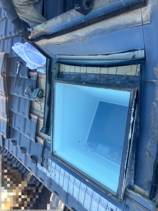 雨漏りしていた天窓を外します。