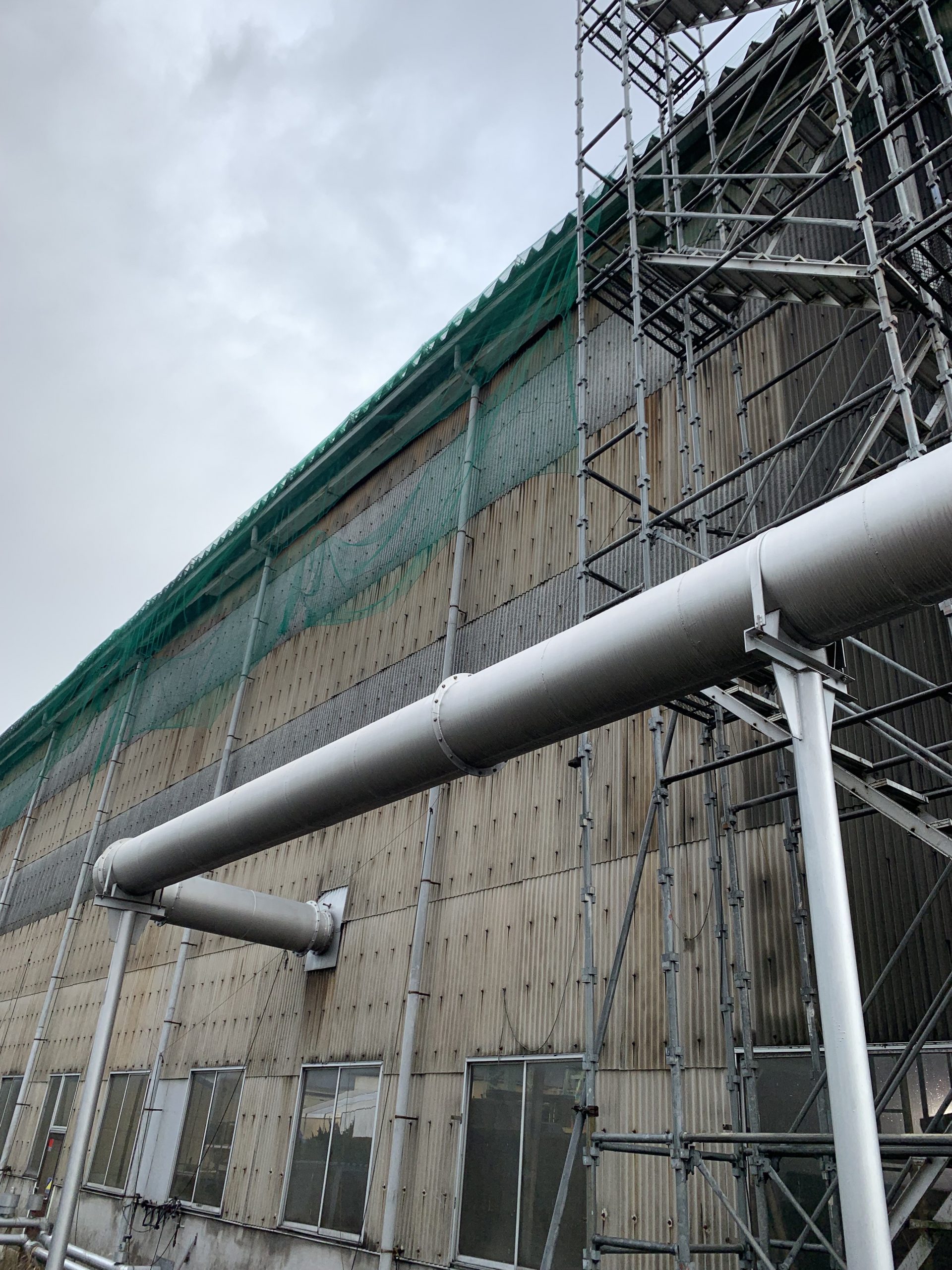 雨漏りしている工場に足場を設置します