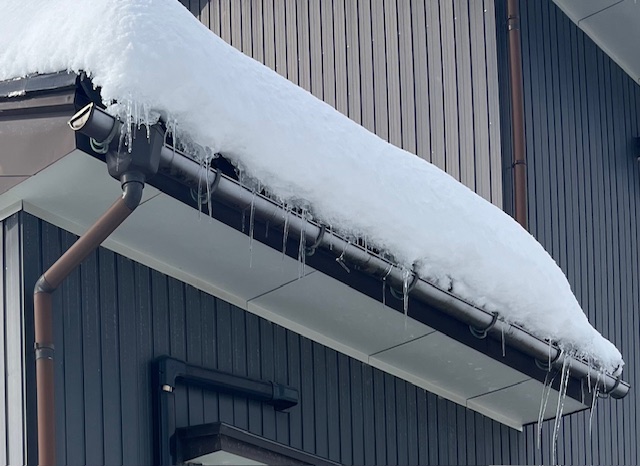 雪が積もった屋根、雨どい