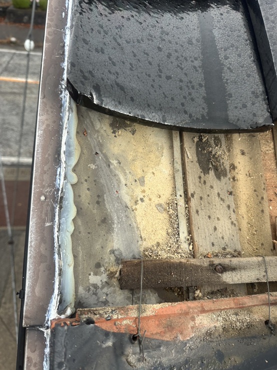 瓦を一旦取り外します