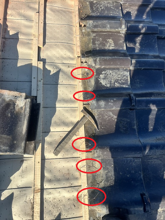 瓦を瓦桟に銅線で固定