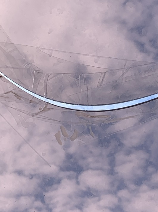 屋根のパネルが割れています