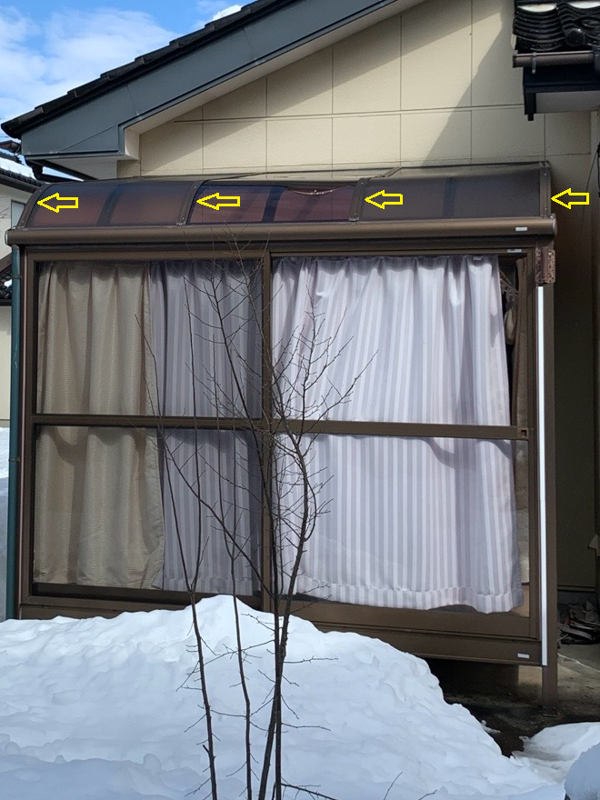 サンルームの屋根パネル交換 押さえ材をはずします