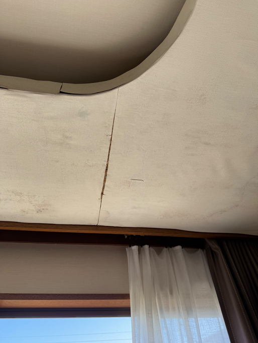 天井に雨漏りの跡