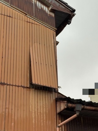 トタン外壁のクギが抜けて剥がれています