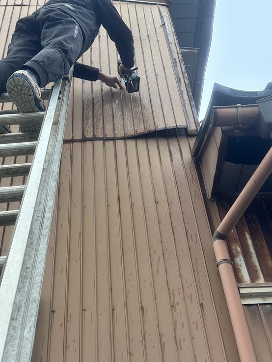 トタン外壁剥がれていたのでビスで固定