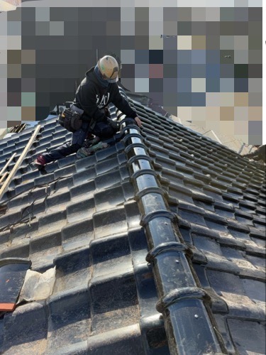 上に新しい冠瓦を被せます