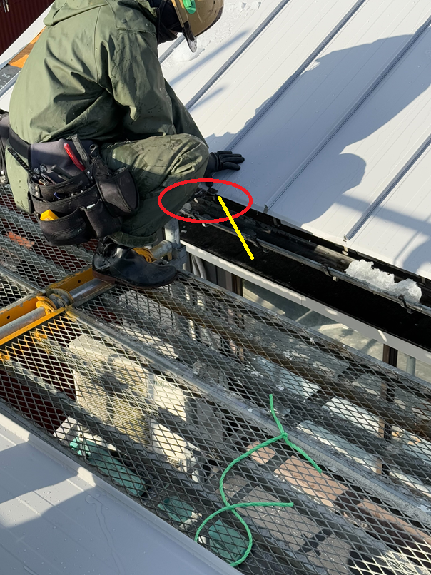 先端をつかみで折り曲げます