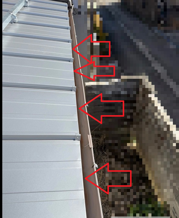 鋼板の先端をつかみで折り曲げます。