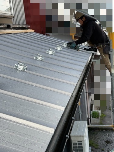 雪止めの金具取付