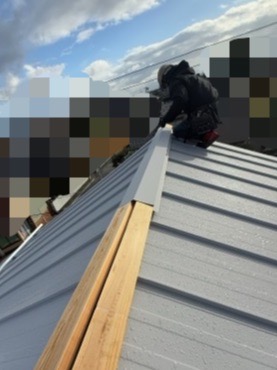 貫板を設置し、棟板金をかぶせる