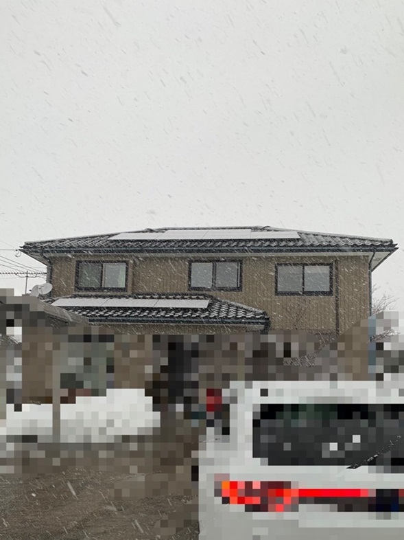 屋根の太陽光パネルから雪が滑り落ちて来るとのご相談