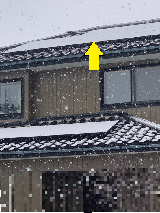 太陽光パネルから雪が滑り落ちて来るようです