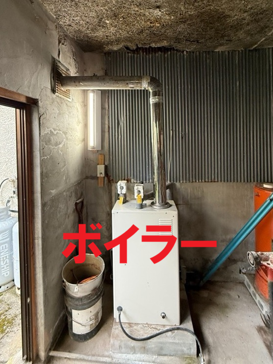 雨漏りしていた納屋にはボイラーが置いてあります