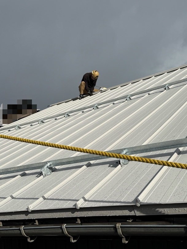 棟板金とは、棟の部分に設置されている金属板になります！   屋根の棟（むね）とは屋根の面と面が合わさり山型になっているところです。 屋根のつなぎ目にあたるので、屋根の内部に雨水が侵入するのを防ぐ重要な部分です。  スレート屋根や金属屋根の場合には、この棟の部分に 雨仕舞（あまじまい）（建物の中に雨水が入り込まないよう、雨水が残らないよう、雨水をきちんと排水するための仕組み） として、水切り金具が設置されます。水切り金具とは、雨水をスムーズに流すために設置する金属板のことです。