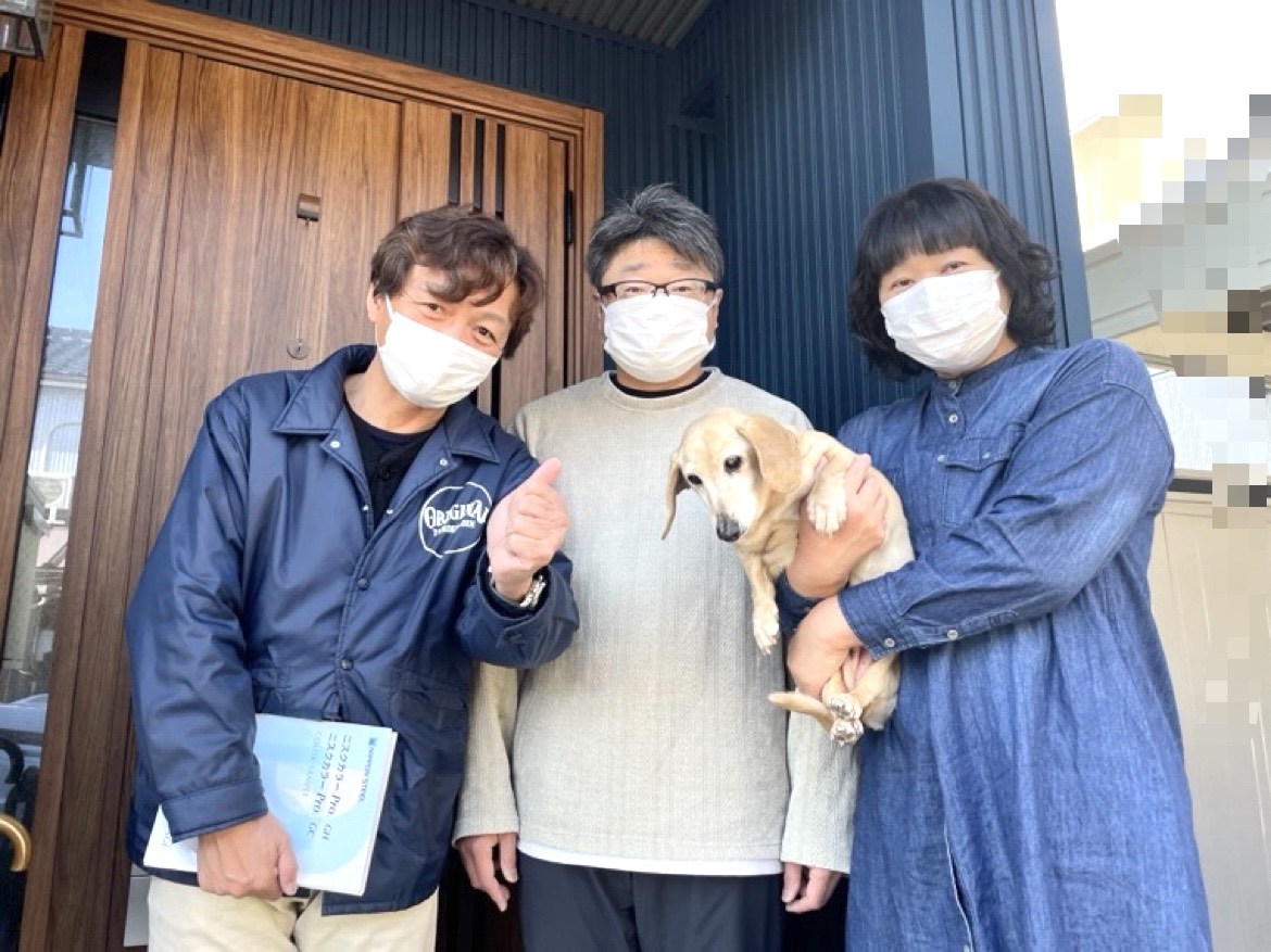 外壁リフォーム・屋根工事を行ったお客様との写真