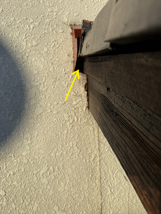 外壁と屋根の取り合い部分に大きなすき間がありました。