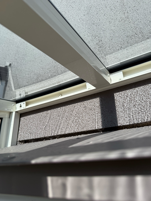 サンルーム屋根と外壁の間から水が流れ、庇の上に落ちてきました。