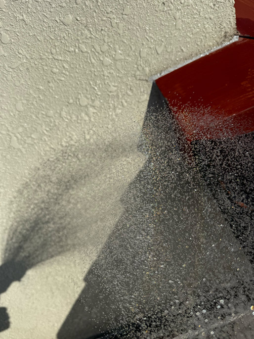 散水し、雨漏りが止まったことを確認