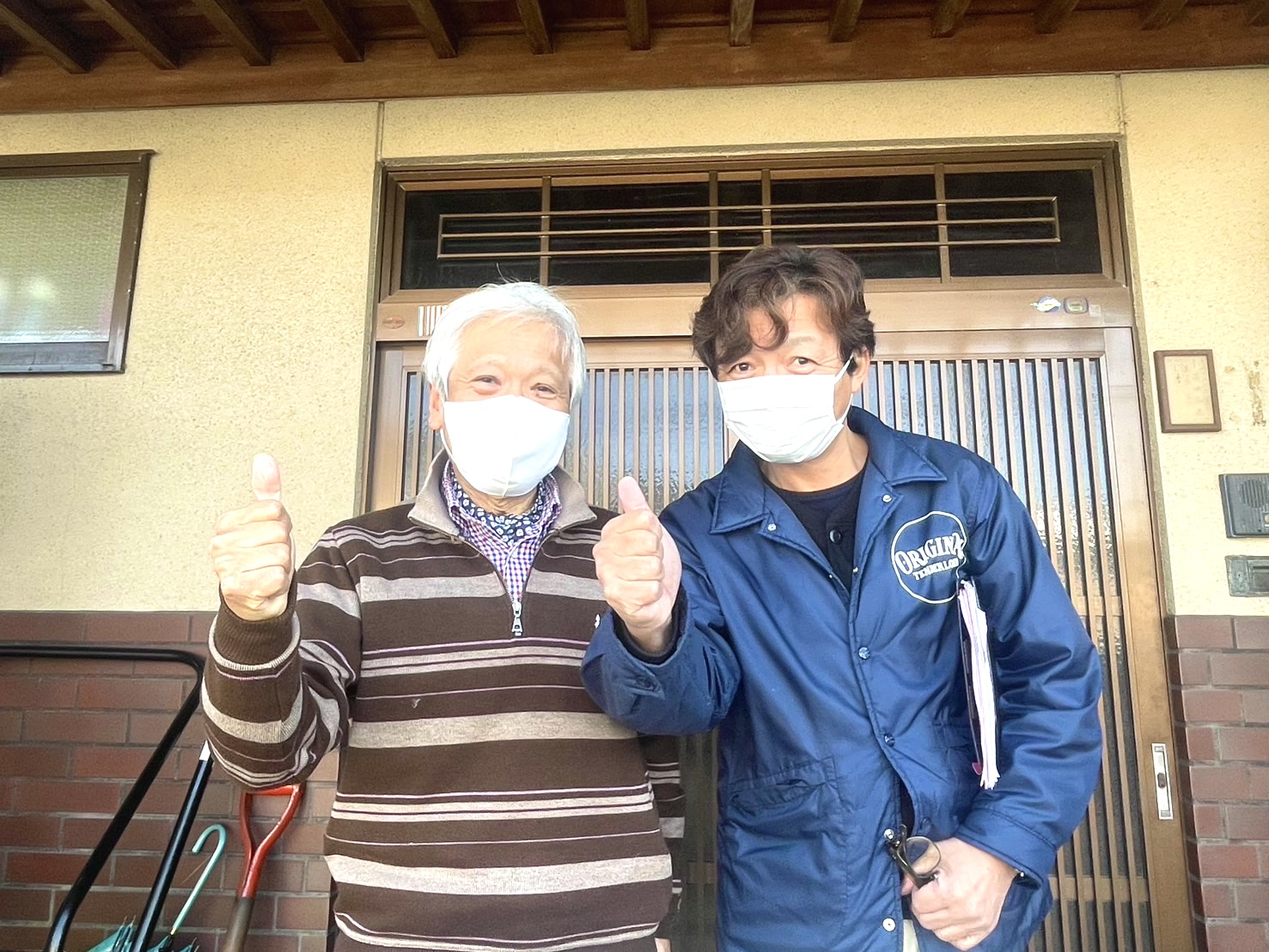 サンルームの屋根工事を行ったお客様との写真