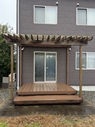 ウッドデッキ屋根の垂木が傷んでいます