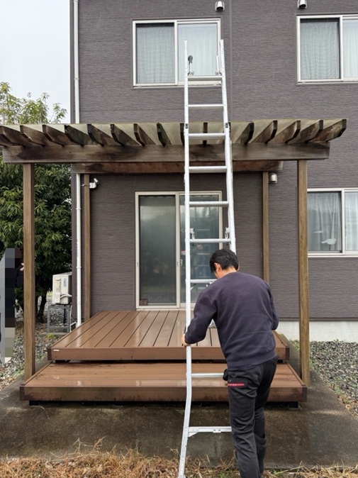 こちらのウッドデッキの屋根を確認していきます！