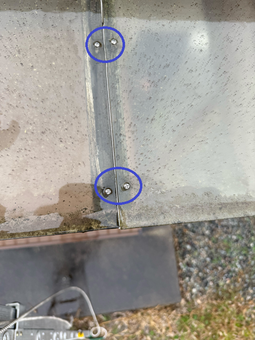 垂木が朽ちてポリカのビスが効いていない