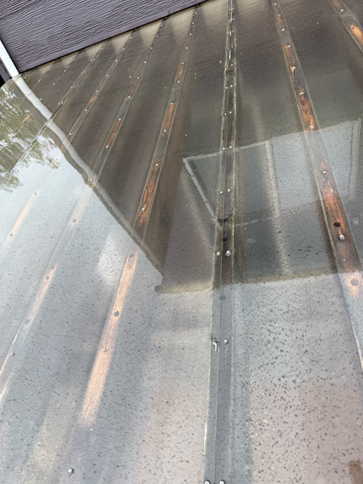 垂木が朽ちています