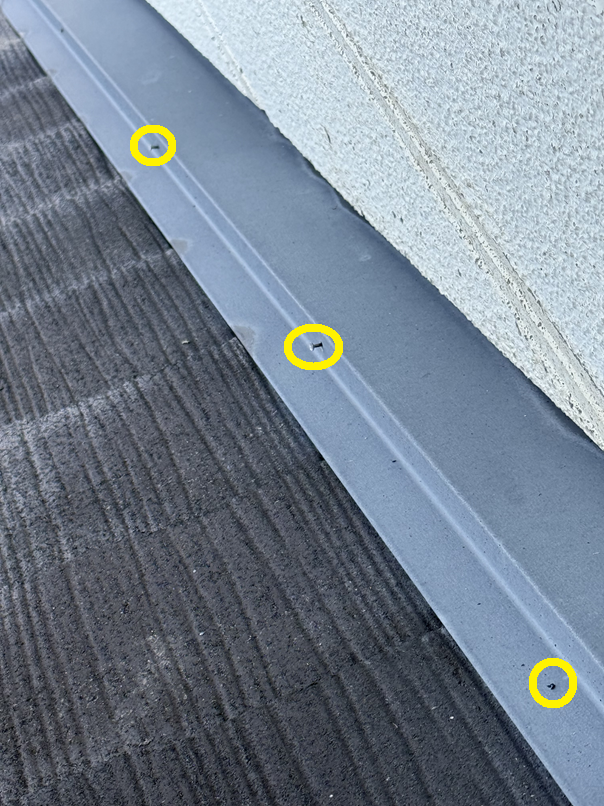 棟板金の釘が浮いています