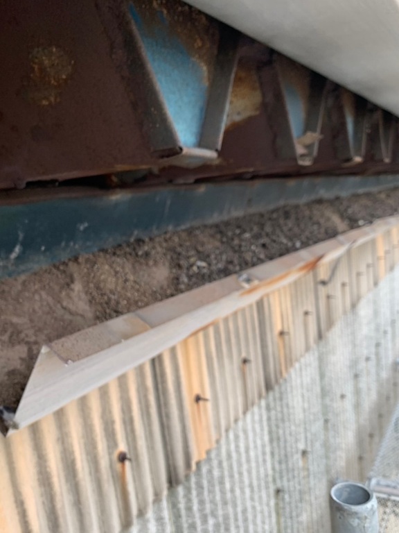 面戸を設置、古い雨どいを撤去します